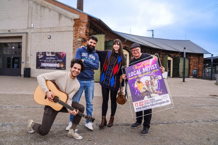 Felix Kohlhoff, Daniel Kör und Leolixl mit Lokschuppen-Chef Matthias Bähr vor der Kult-Location. Am 17. Februar treten die jungen Musiker dort auf. Foto: Fröhnert