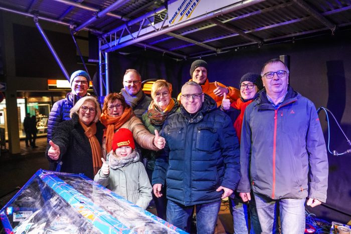 Strahlende Gesichter: Nach der Verlosung freuten sich Organisatoren, HGV und die Gewinner gemeinsam. Foto: Fröhnert