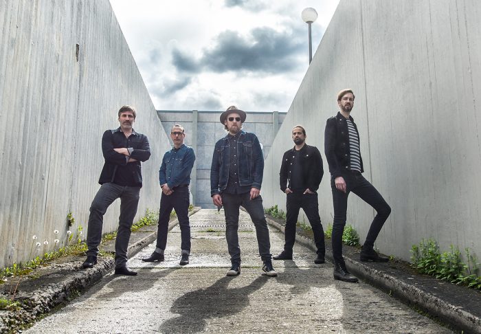 Kensington Road kommen in den Lokschuppen.