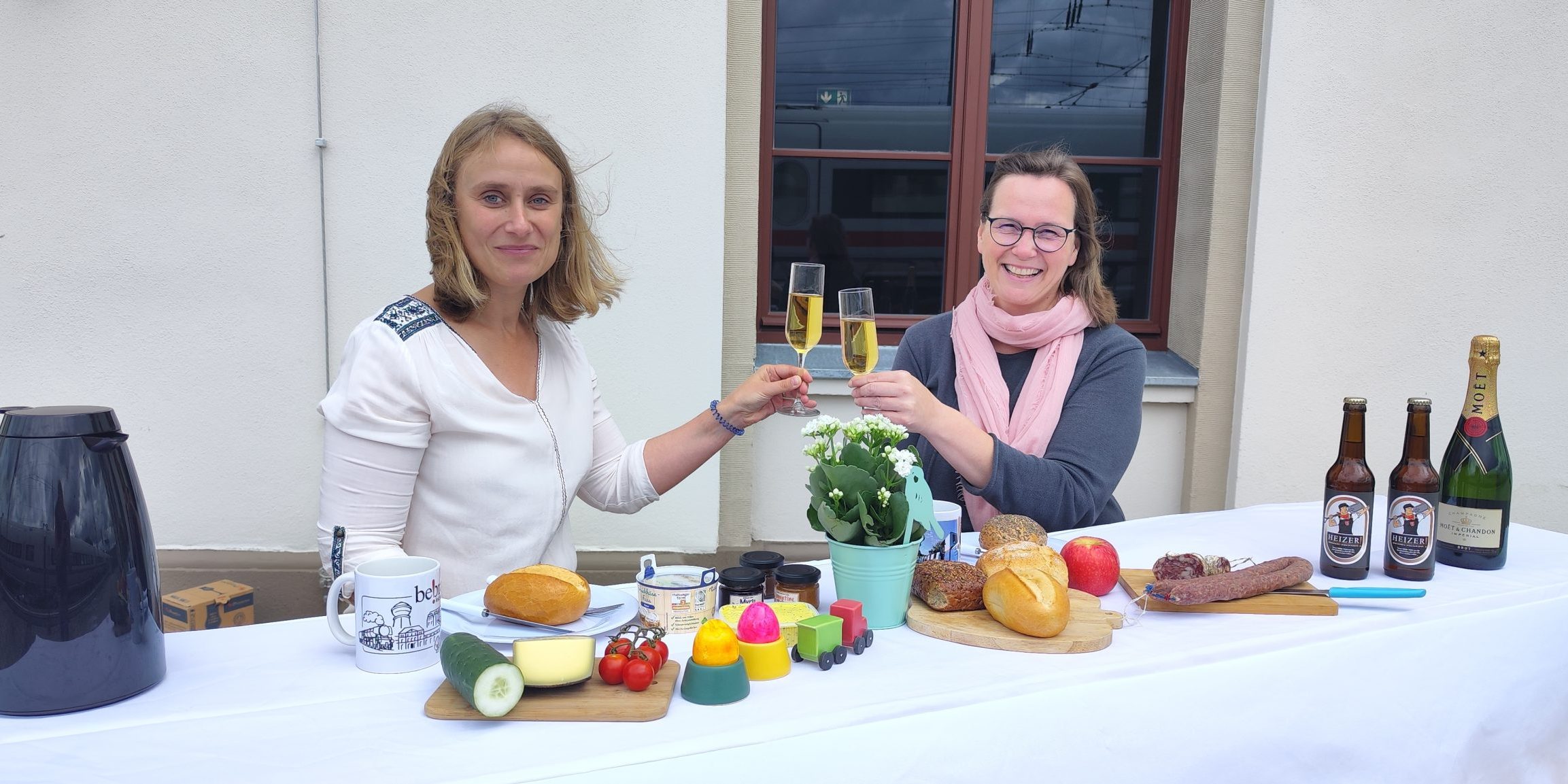 Ob leckeren Kaffee, ein Schlückchen Sekt oder bei einer köstlichen Mahlzeit - zur 175 Meter langen "Just White"-Party sind alle Interessierten am 3. September an den Bahnhof eingeladen. Foto: nh