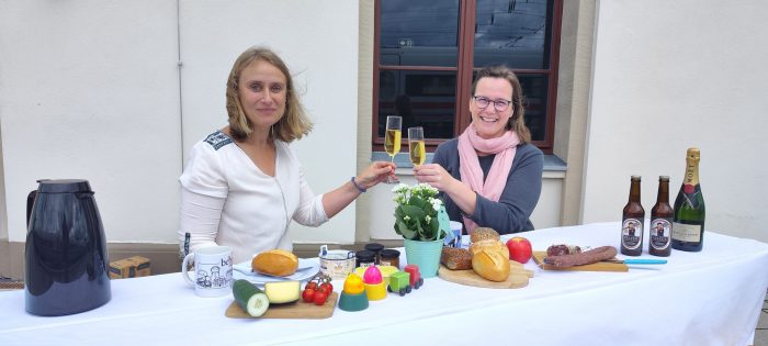 Ob leckeren Kaffee, ein Schlückchen Sekt oder bei einer köstlichen Mahlzeit - zur 175 Meter langen "Just White"-Party sind alle Interessierten am 3. September an den Bahnhof eingeladen. Foto: nh
