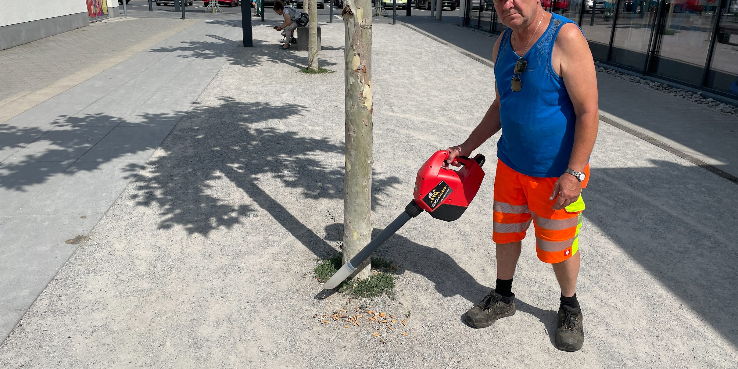 Stadtreiniger Karl-Heinz Erbe vpm städtischen Bauhof ist begeistert. Der Sauger entfernt auf losen Untergründen wie Schotter und Split Zigaretten, ohne das übrige Material mit aufzusaugen. Das Ergebnis kann sich sehen lassen. Besser wäre allerdings, die Zigarettenkippen ordentlich zu entsorgen.