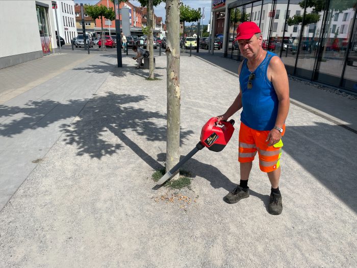 Stadtreiniger Karl-Heinz Erbe vpm städtischen Bauhof ist begeistert. Der Sauger entfernt auf losen Untergründen wie Schotter und Split Zigaretten, ohne das übrige Material mit aufzusaugen. Das Ergebnis kann sich sehen lassen. Besser wäre allerdings, die Zigarettenkippen ordentlich zu entsorgen. Stadtreiniger Karl-Heinz Erbe vpm städtischen Bauhof ist begeistert. Der Sauger entfernt auf losen Untergründen wie Schotter und Split Zigaretten, ohne das übrige Material mit aufzusaugen. Das Ergebnis kann sich sehen lassen. Besser wäre allerdings, die Zigarettenkippen ordentlich zu entsorgen.