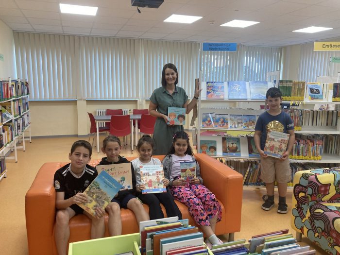 Mohammed Zain Al Najjar aus Syrien, Piotr Szymkowiak mit polnischen Wurzeln, Uliana Harshyana aus der Ukraine sowie die türkischstämmigen Zwillinge Sidelya und Ali Yalcin freuen sich gemeinsam mit Lehrerin Fabienne Bachmann über die neuen zweisprachigen Kinderbücher. Mohammed Zain Al Najjar aus Syrien, Piotr Szymkowiak mit polnischen Wurzeln, Uliana Harshyana aus der Ukraine sowie die türkischstämmigen Zwillinge Sidelya und Ali Yalcin freuen sich gemeinsam mit Lehrerin Fabienne Bachmann über die neuen zweisprachigen Kinderbücher.