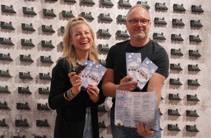 Fräulein Glitzer Gina Dahmen und seb-Chef Stefan Pruschwitz freuen sich auf den neuen Kirmes-Donnerstag. Foto: Fröhnert