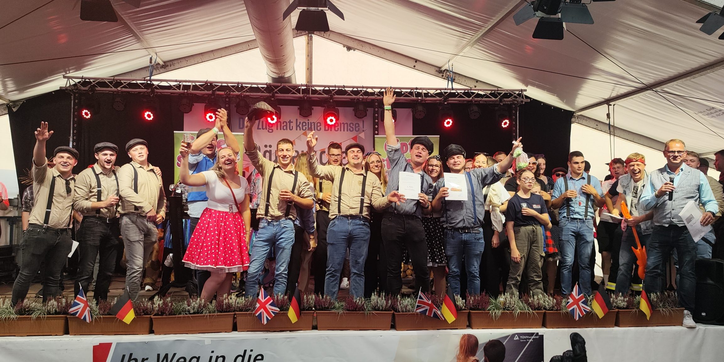 Riesiger Jubel: Den schönsten Festzugswagen hatte laut Jury der Jugendclub "Alte Pumpe" Breitenbach. Im Festzelt wurde der Sieg gefeiert.