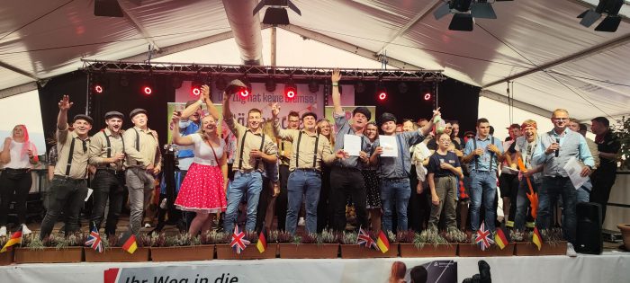 Riesiger Jubel: Den schönsten Festzugswagen hatte laut Jury der Jugendclub “Alte Pumpe” Breitenbach. Im Festzelt wurde der Sieg gefeiert. Riesiger Jubel: Den schönsten Festzugswagen hatte laut Jury der Jugendclub "Alte Pumpe" Breitenbach. Im Festzelt wurde der Sieg gefeiert.