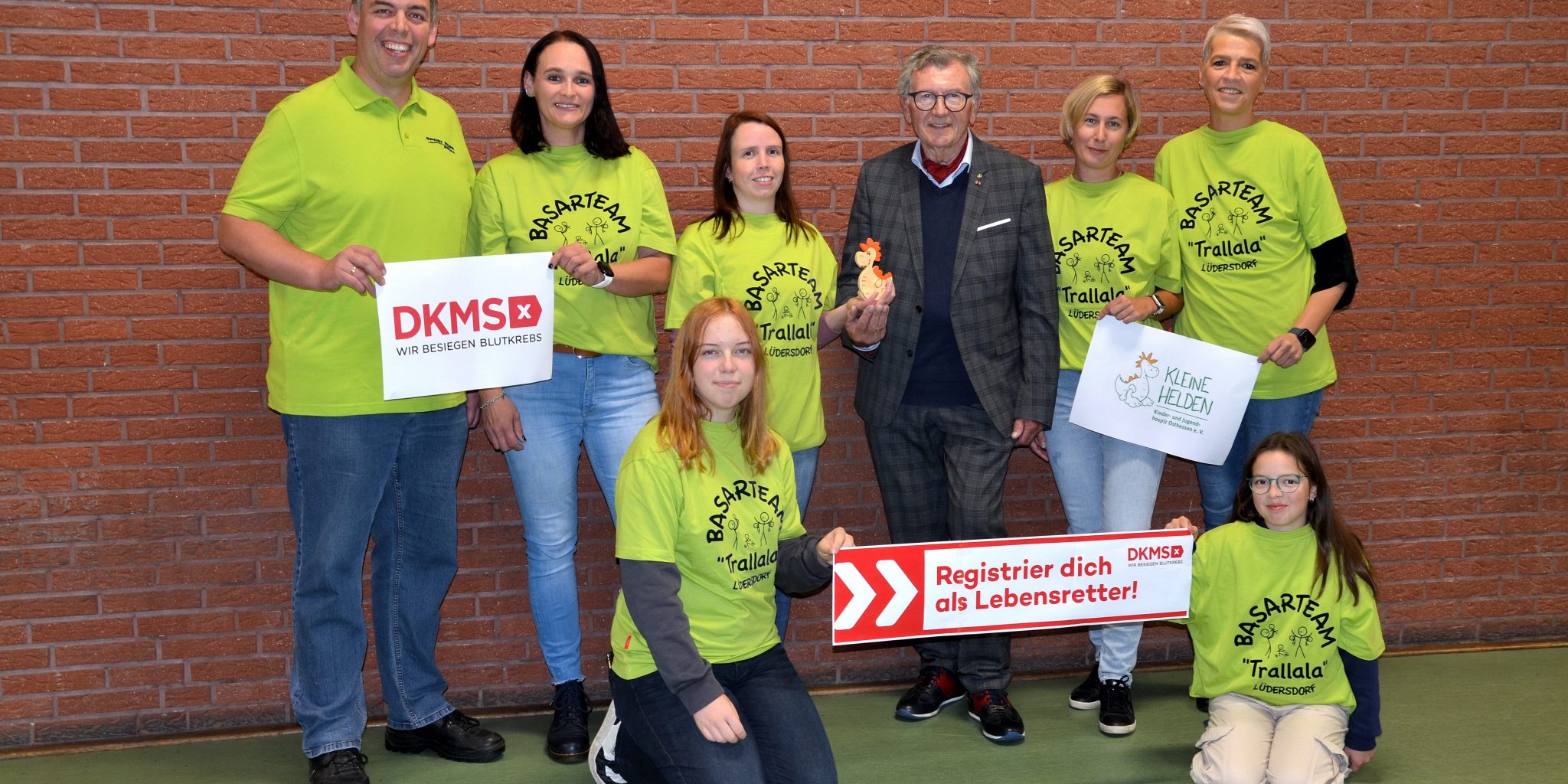 Riesige Freude bei der Spendenübergabe vom Babybasar Trallala.