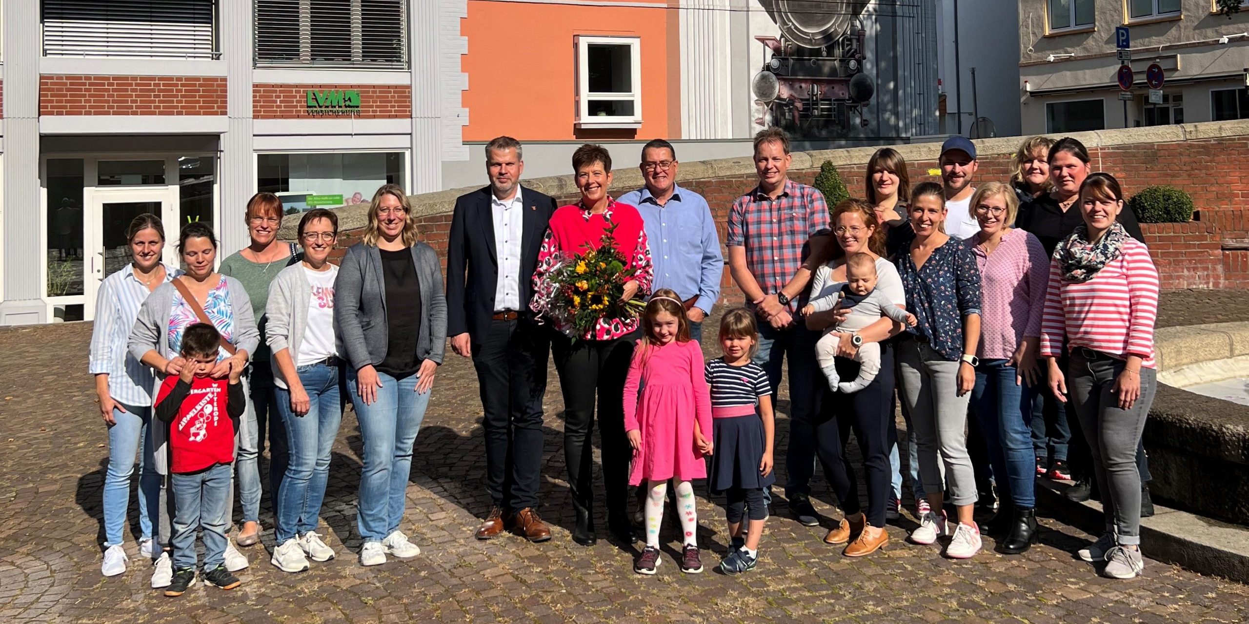 Die Leiterin der Kindertagesstätte Rappelkiste in Weiterode, Doris Janßen, wurde unter anderem durch Bürgermeister Stefan Knoche verabschiedet.