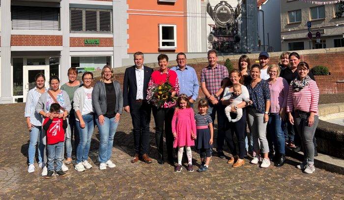 Die Leiterin der Kindertagesstätte Rappelkiste in Weiterode, Doris Janßen, wurde unter anderem durch Bürgermeister Stefan Knoche verabschiedet. Die Leiterin der Kindertagesstätte Rappelkiste in Weiterode, Doris Janßen, wurde unter anderem durch Bürgermeister Stefan Knoche verabschiedet.