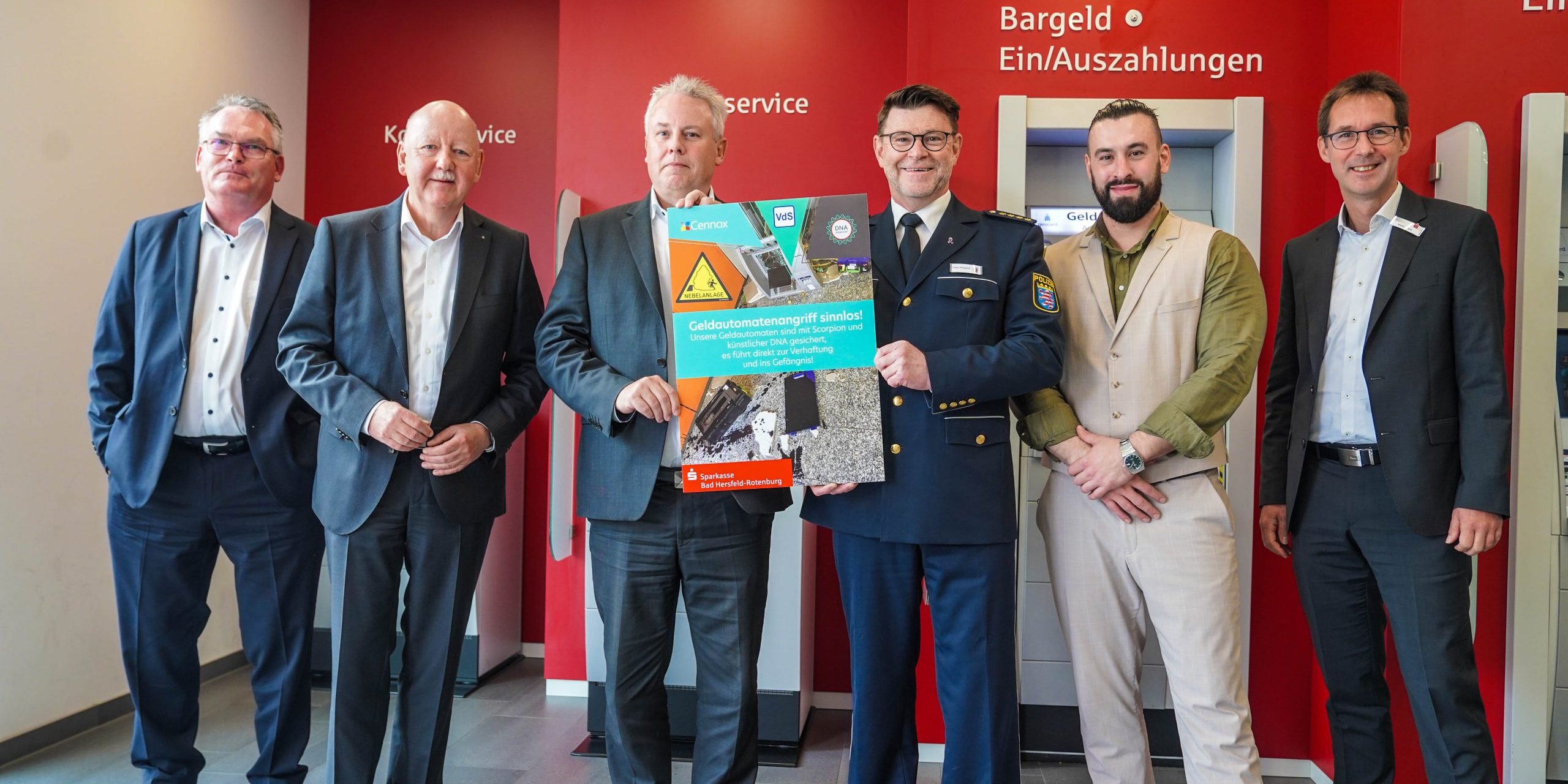 Stellten das neue Sicherheitskonzept vor, um Geldautomatensprenger abzuhalten (v.l.): Frank Link, Reinhard Faulstich, Jens Hansen (alle Sparkasse), Theo Wiegand (Polizeipräsidium Osthessen), Julian Scheider (Landeskriminalamt) und Martin Kraus von der Sparkasse. Foto: Fröhnert