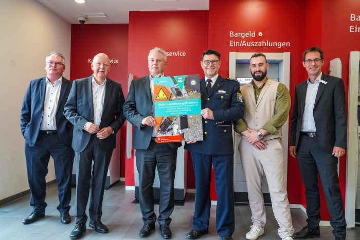 Stellten das neue Sicherheitskonzept vor, um Geldautomatensprenger abzuhalten (v.l.): Frank Link, Reinhard Faulstich, Jens Hansen (alle Sparkasse), Theo Wiegand (Polizeipräsidium Osthessen), Julian Scheider (Landeskriminalamt) und Martin Kraus von der Sparkasse. Foto: Fröhnert