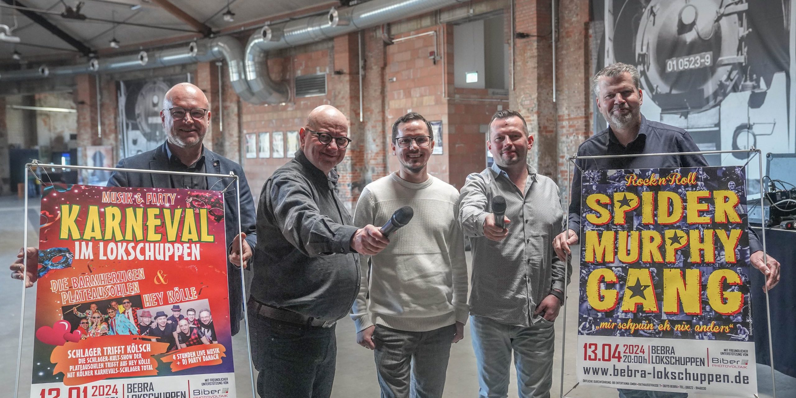 Von links: seb-Chef Stefan Pruschwitz, Lokschuppen-Macher Matthias Bähr, Alexander Delgas und Artur Sommerfeld von Biber Photovoltaik sowie Bürgermeister Stefan Knoche. Foto: Fröhnert