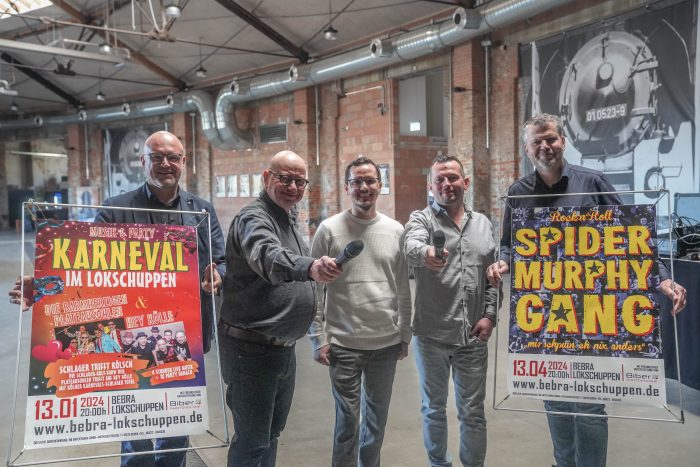 Von links: seb-Chef Stefan Pruschwitz, Lokschuppen-Macher Matthias Bähr, Alexander Delgas und Artur Sommerfeld von Biber Photovoltaik sowie Bürgermeister Stefan Knoche. Foto: Fröhnert