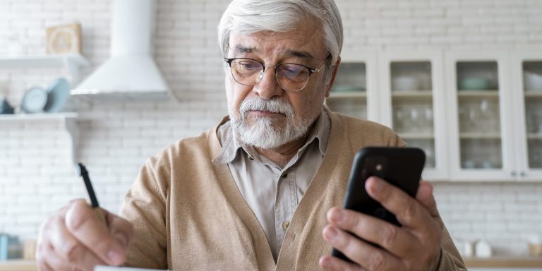 Die Stadt Bebra lädt zum Handykurs für Senioren ein.