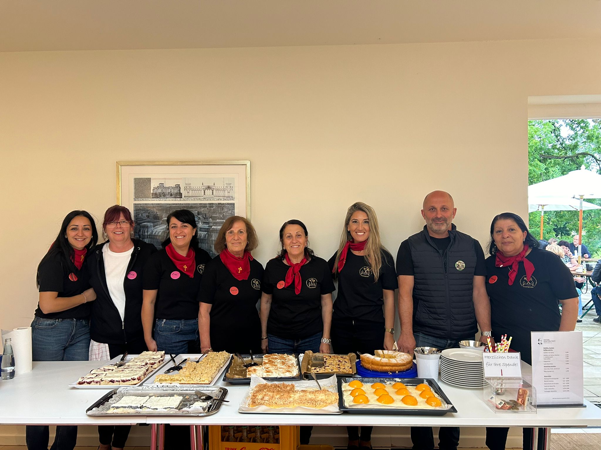 Zahlreiche Besucher beim Cafe im Park des Vereins Stiftung Adam von ...