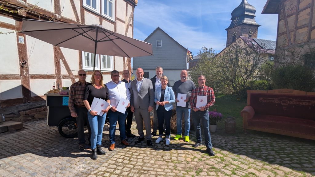 Heimatminister Ingmar Jung hat in Bebra den Verantwortlichen von fünf Projekten eine Förderurkunde...